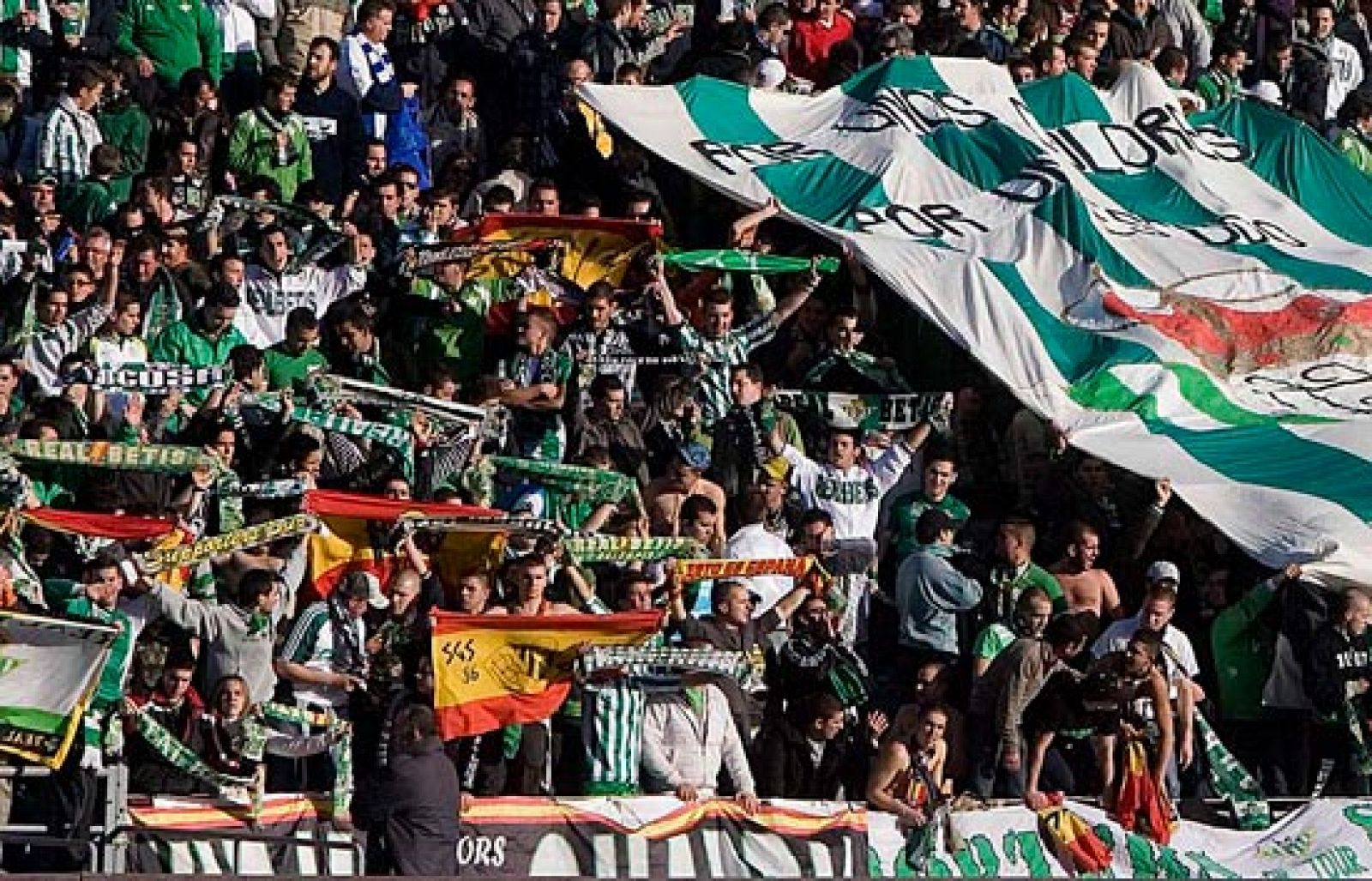 Pintadas amenazantes a los jugadores béticos | Ver