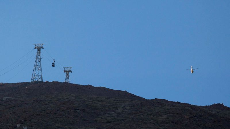 Cerca de 70 personas evacuadas de dos cabinas del Teleférico del Teide después de horas atrapadas