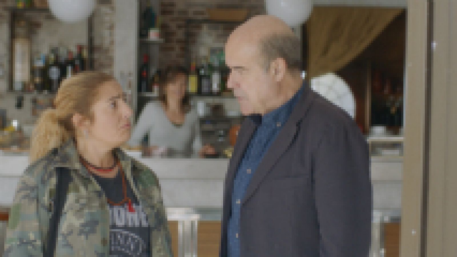 iFamily - Inés confunde al cura del barrio con un timador