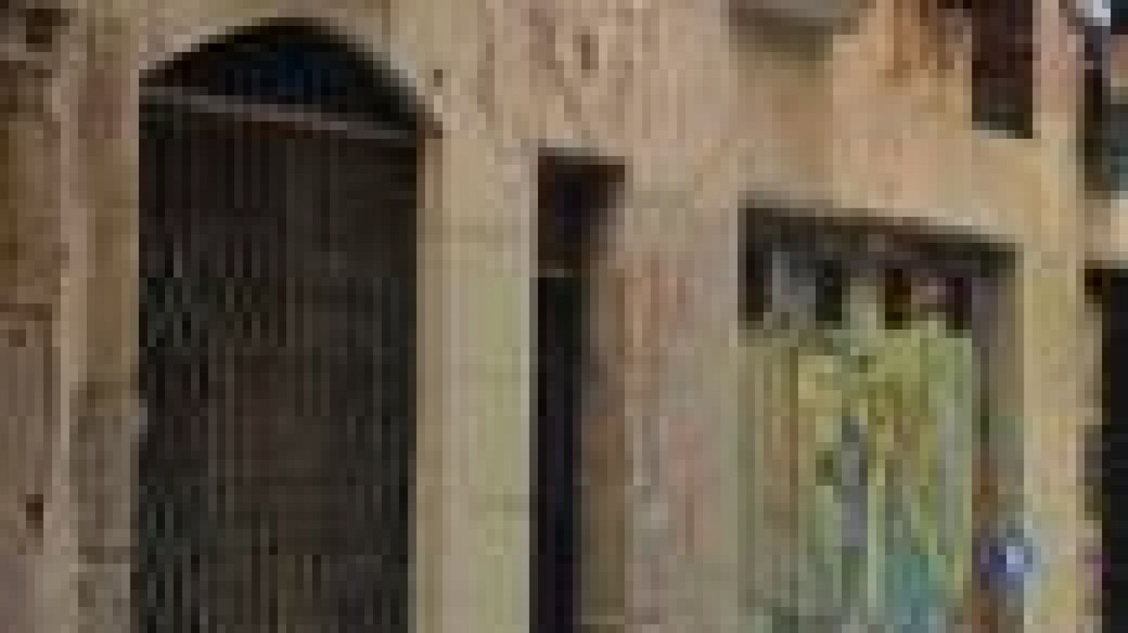 L'Informatiu: Els veïns del barri del Raval de Barcelona denuncien un augment  de les pressions per marxar dels seus pisos de lloguer | RTVE Play