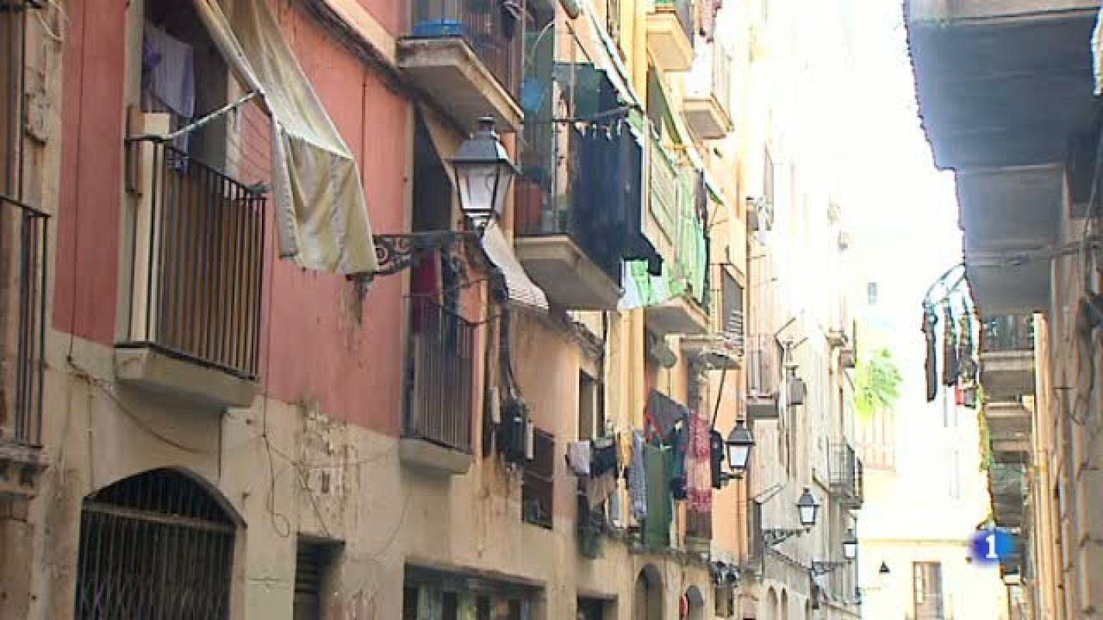 Els veïns del barri del Raval de Barcelona denuncien un augment  de les pressions per marxar dels seus pisos de lloguer