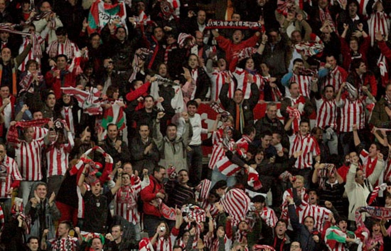 La indignación de los aficionados del Betis contrasta con la euforia en Bilbao. Los rojiblancos rememoran los tiempos en que el Athletic fue Rey de Copa.  