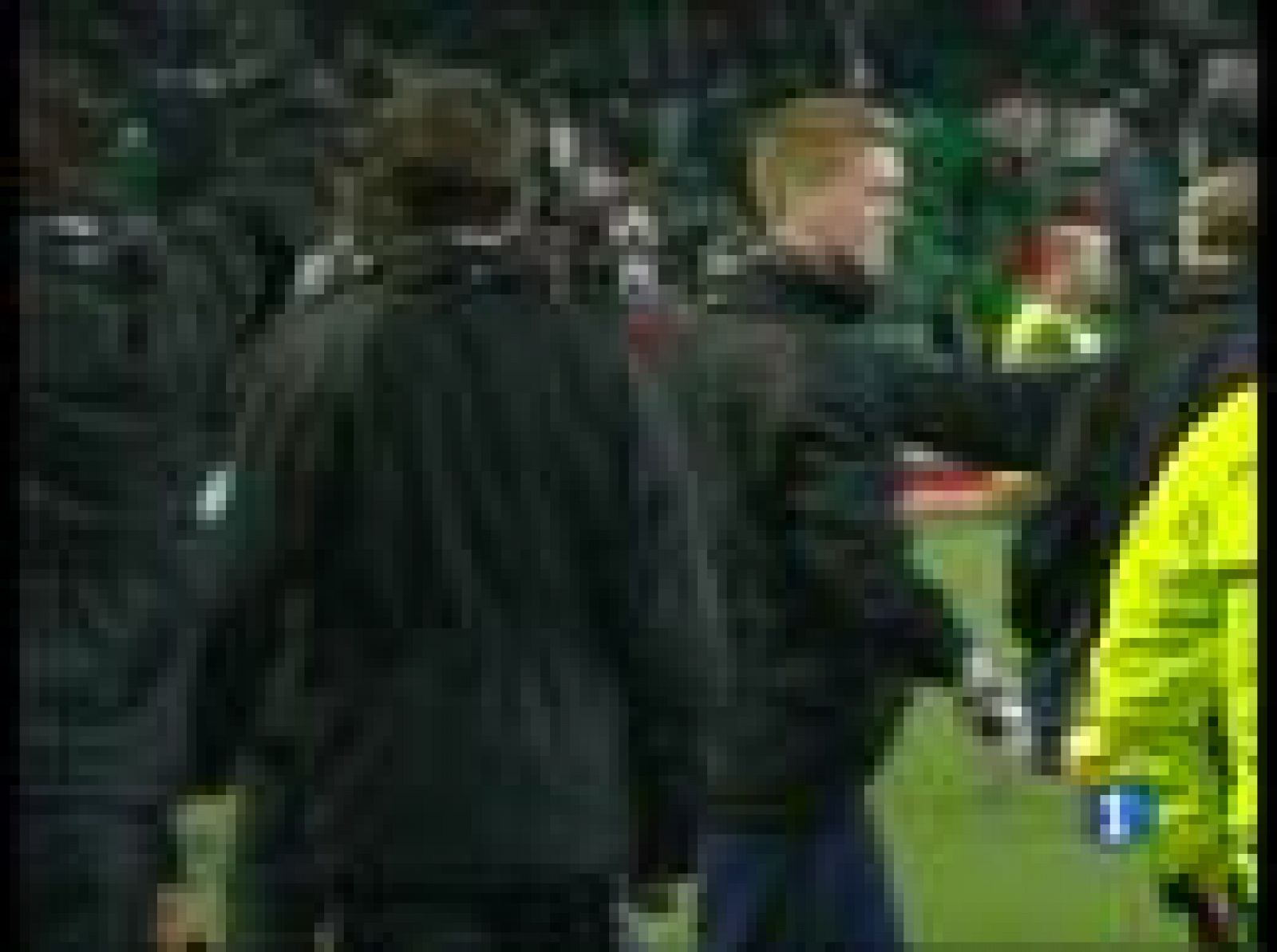 El entrenador del Betis, Paco Chaparro, está siendo muy cuestionado por la afición debido a los malos resultados.