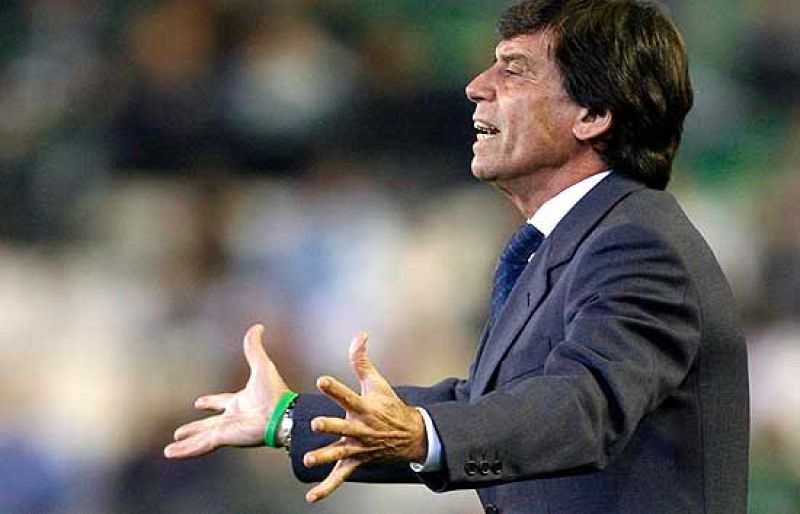   El entrenador del Betis, Paco Chaparro, está siendo muy cuestionado por la afición debido a los malos resultados.