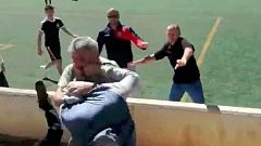Pelea multitudinaria entre padres en un partido de fútbol infantil