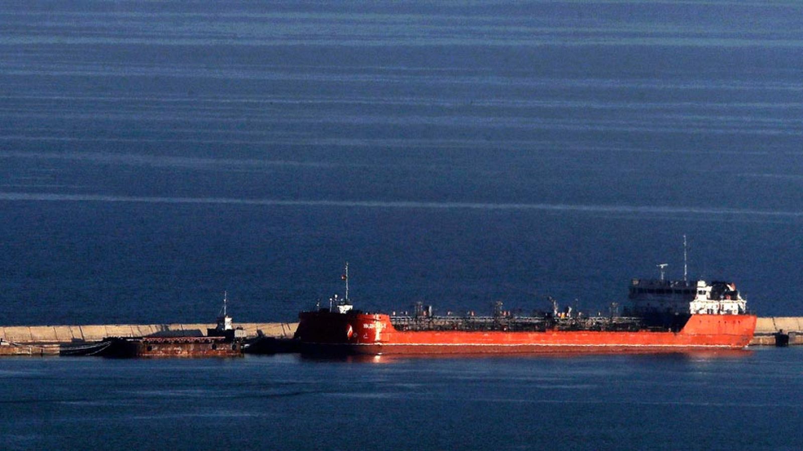 Dos marineros desaparecidos tras chocar con un mercante ruso el pesquero en el que viajaban