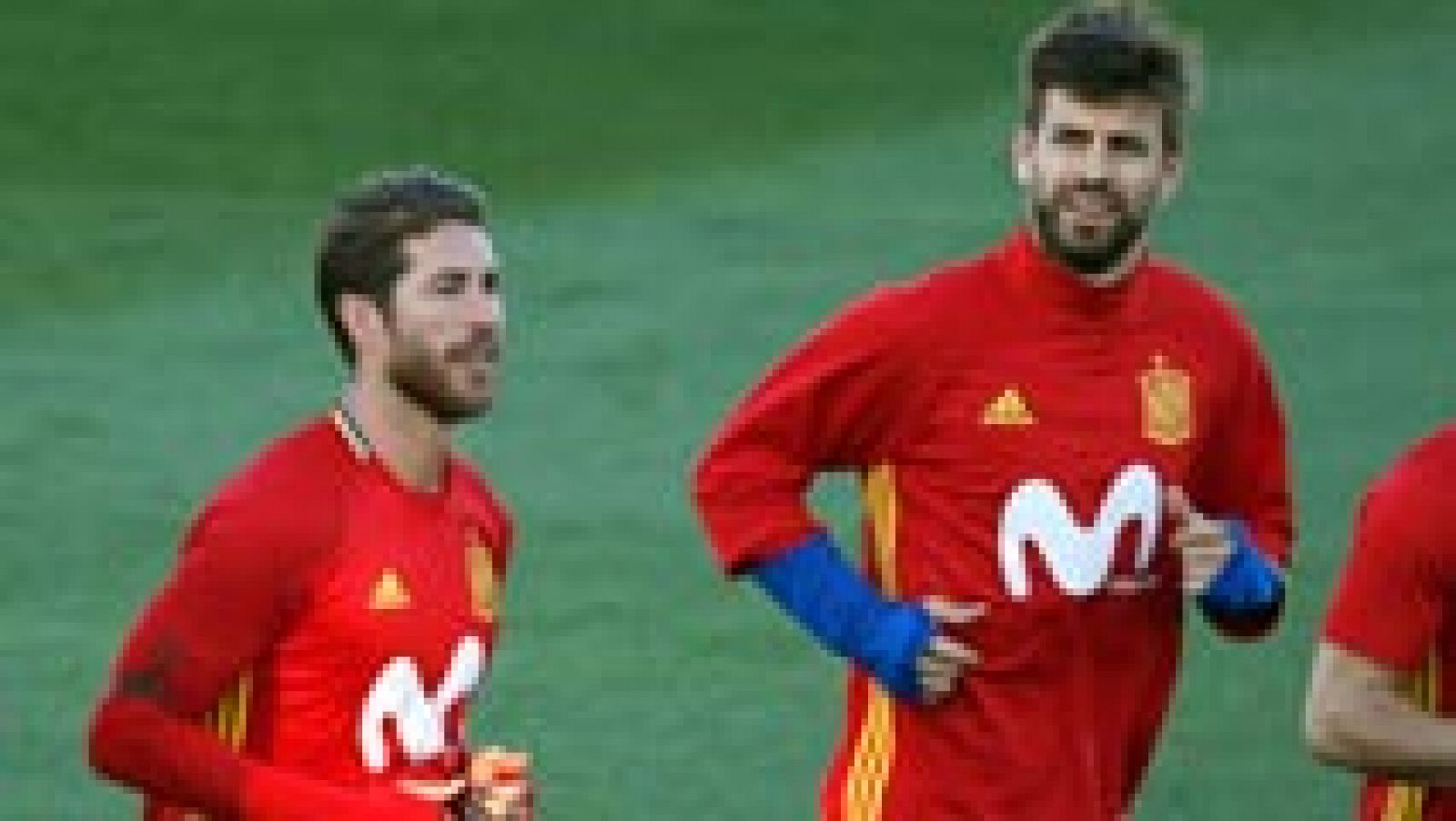 Buena sintonía entre Ramos y Piqué en el entrenamiento