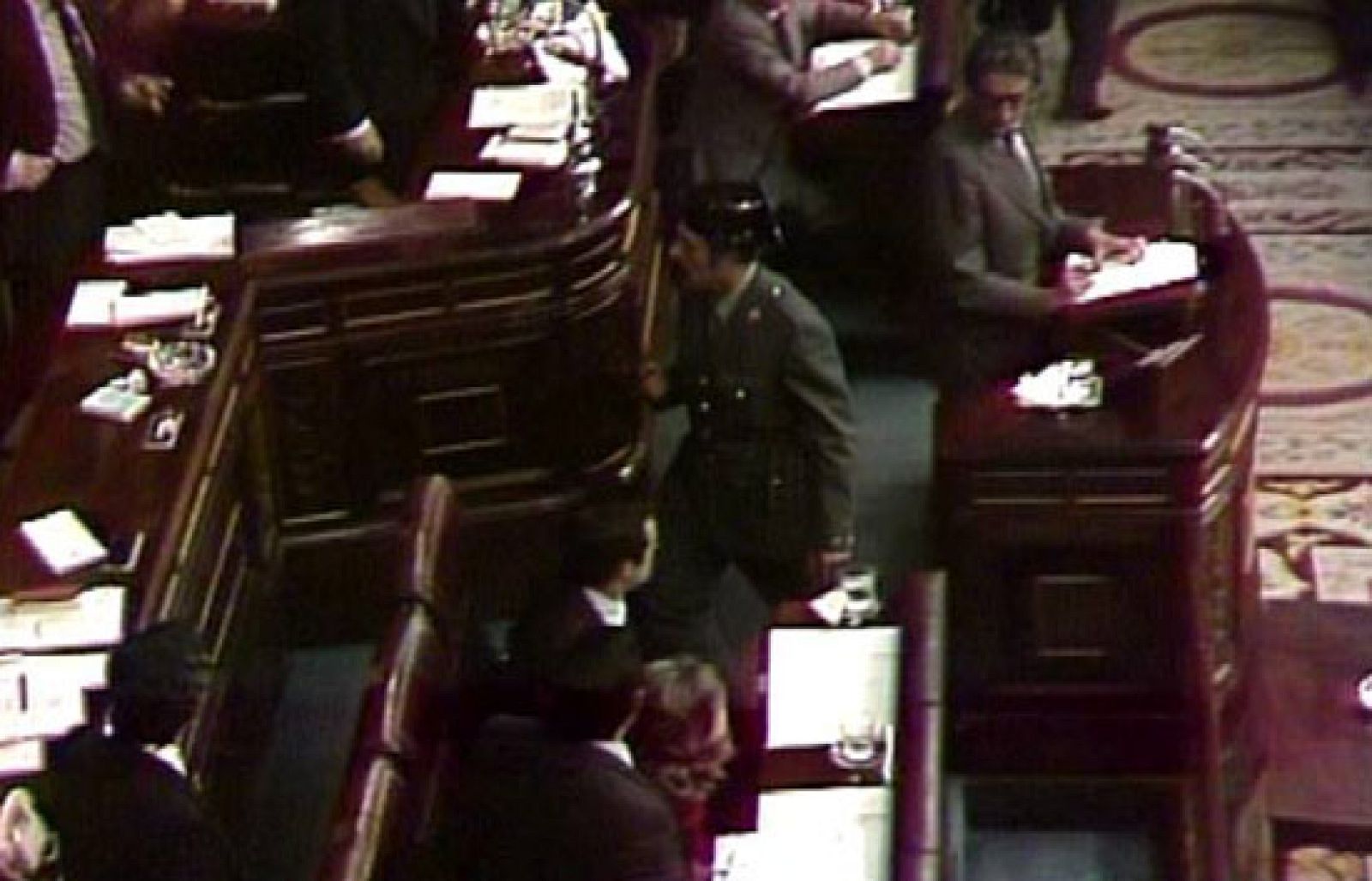 La entrada de Tejero en el Congreso el 23-F - Fue noticia en el Archivo de RTVE | Ver
