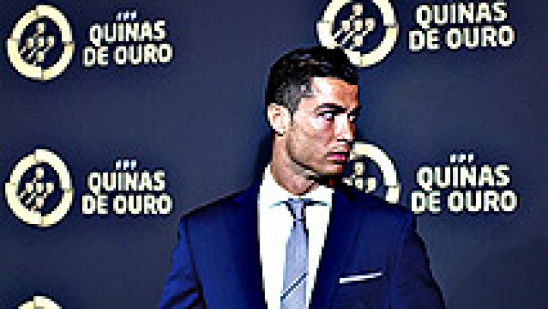 El delantero del Real Madrid Cristiano Ronaldo se hizo hoy con el premio Quina de Oro al mejor jugador portugués del año que concede la Federación Portuguesa de Fútbol (FPF).