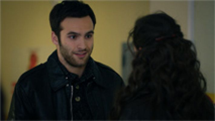 Cuéntame cómo pasó - Carlos invita a Karina a pasar la Nochevieja con su familia