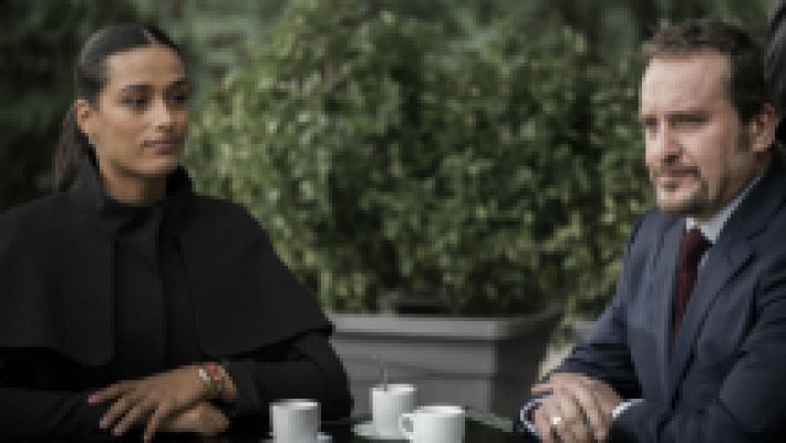 iFamily - Quirón intenta seducir a Isa a petición de Luis