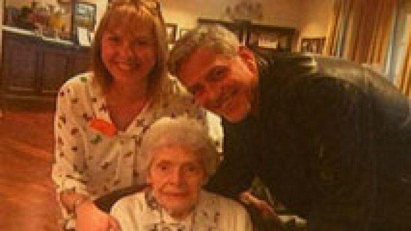 George Clooney da una sorpresa a una fan de 87 años en una residencia de ancianos