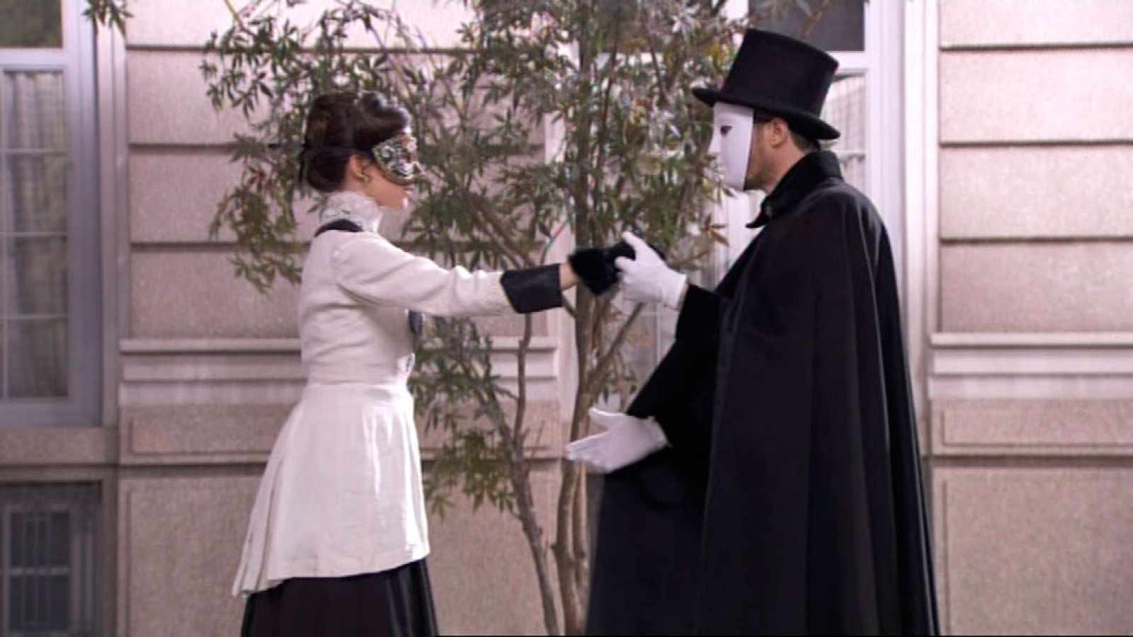 Acacias 38 - Teresa baila con un hombre enmascarado