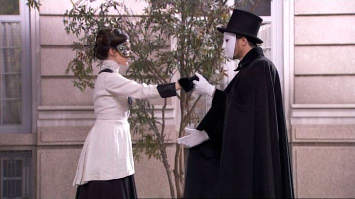 Acacias 38 - Teresa baila con un hombre enmascarado