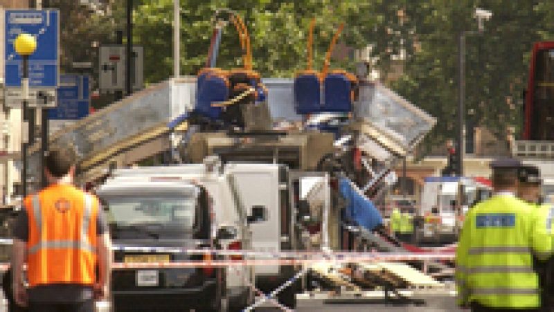 Hasta ahora los peores atentados que ha sufrido el Reino Unido fueron aquí, en el metro de Londres. El 7 de julio de 2005, tres jóvenes británicos de ascendencia pakistaní, hacen estallar sus mochilas, cargadas de explosivos, en tres líneas diferente