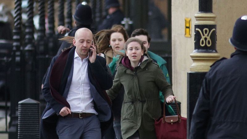 El Gobierno español no tiene constancia por el momento de que haya españoles entre las víctimas del atentado terrorista perpetrado en las inmediaciones del Parlamento británico, en Londres. Los servicios consulares del Ministerio de Asuntos Exteriore