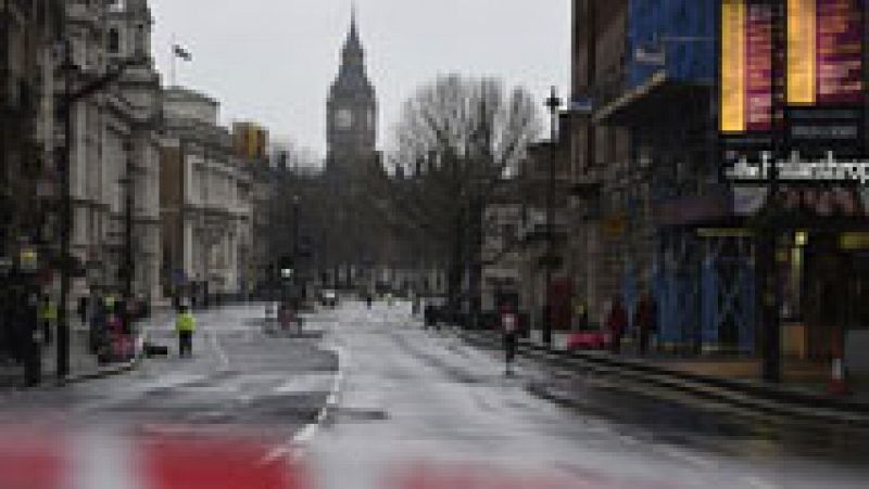 La policía británica lleva a cabo una amplia investigación tras el ataque