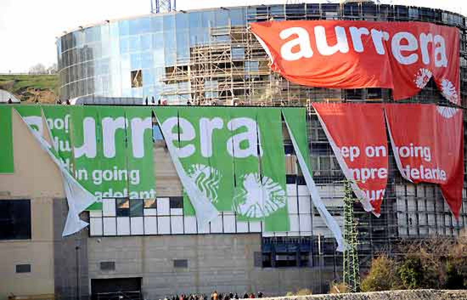Un mes después del atentado contra el edificio Bami, donde se encuentran la EITB y Antena 3, entre otros medios de comunicación, se ha desplegado un cartel en su fachada en el que se lee: "Aurrera-Siempre Adelante". 