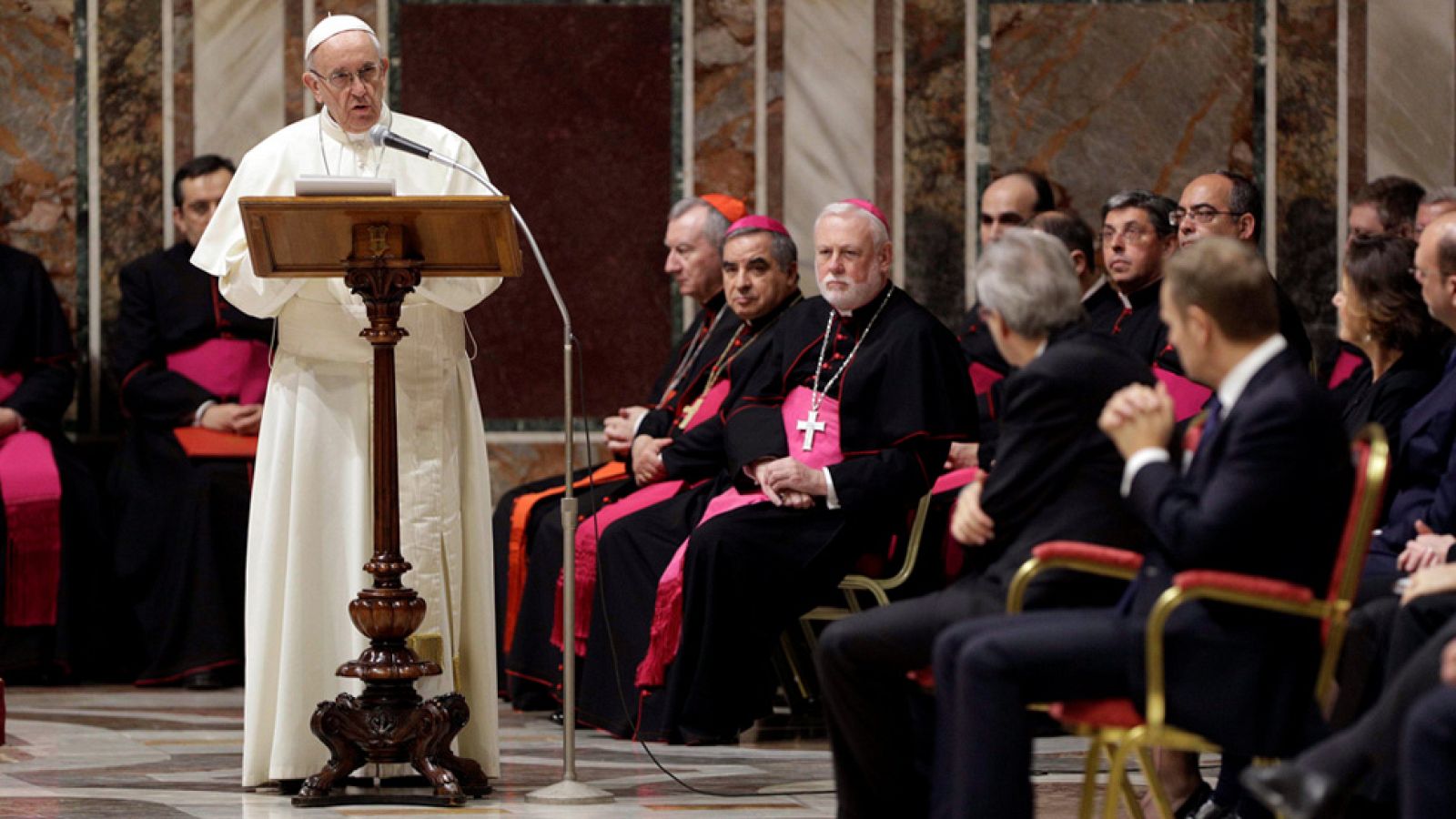 El papa Francisco ha instado a los líderes de la Unión Europea (UE) en el Vaticano a "volver a pensar en modo europeo" y les ha recordado que su identidad "es y siempre ha sido una identidad dinámica y multicultural".El pontífice, en un discurso pron