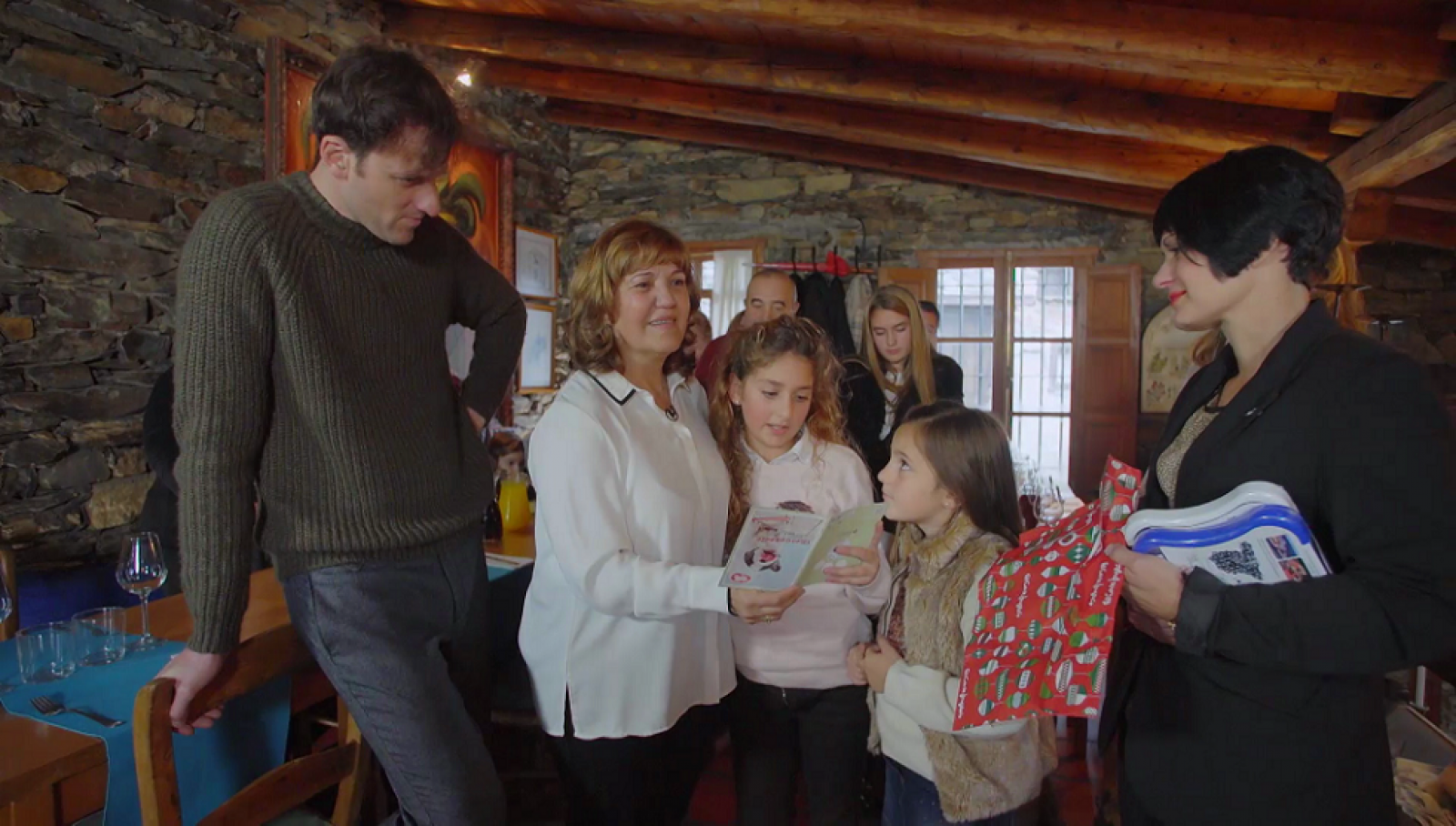 Una reunión familiar muy dulce en "el árbol de los deseos"