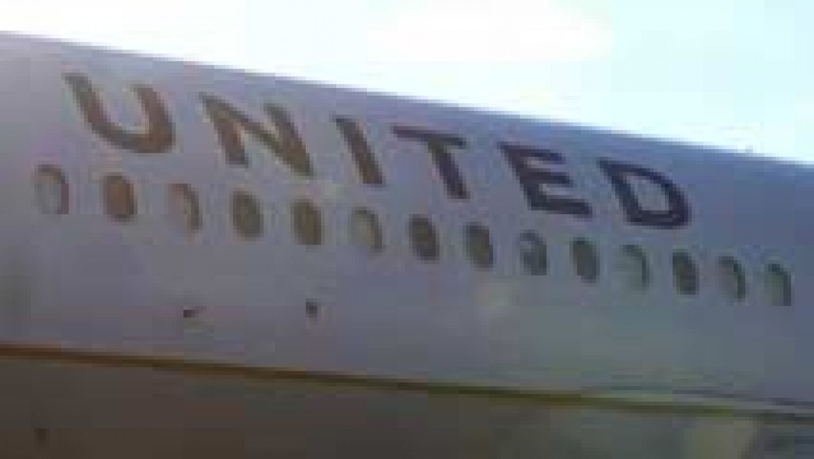 Telediario 1: United Airlines prohíbe embarcar a tres chicas por llevar leggins | RTVE Play