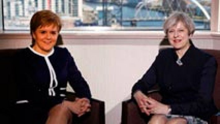 'Brexit' - May rechaza ante Sturgeon otro voto en Escocia