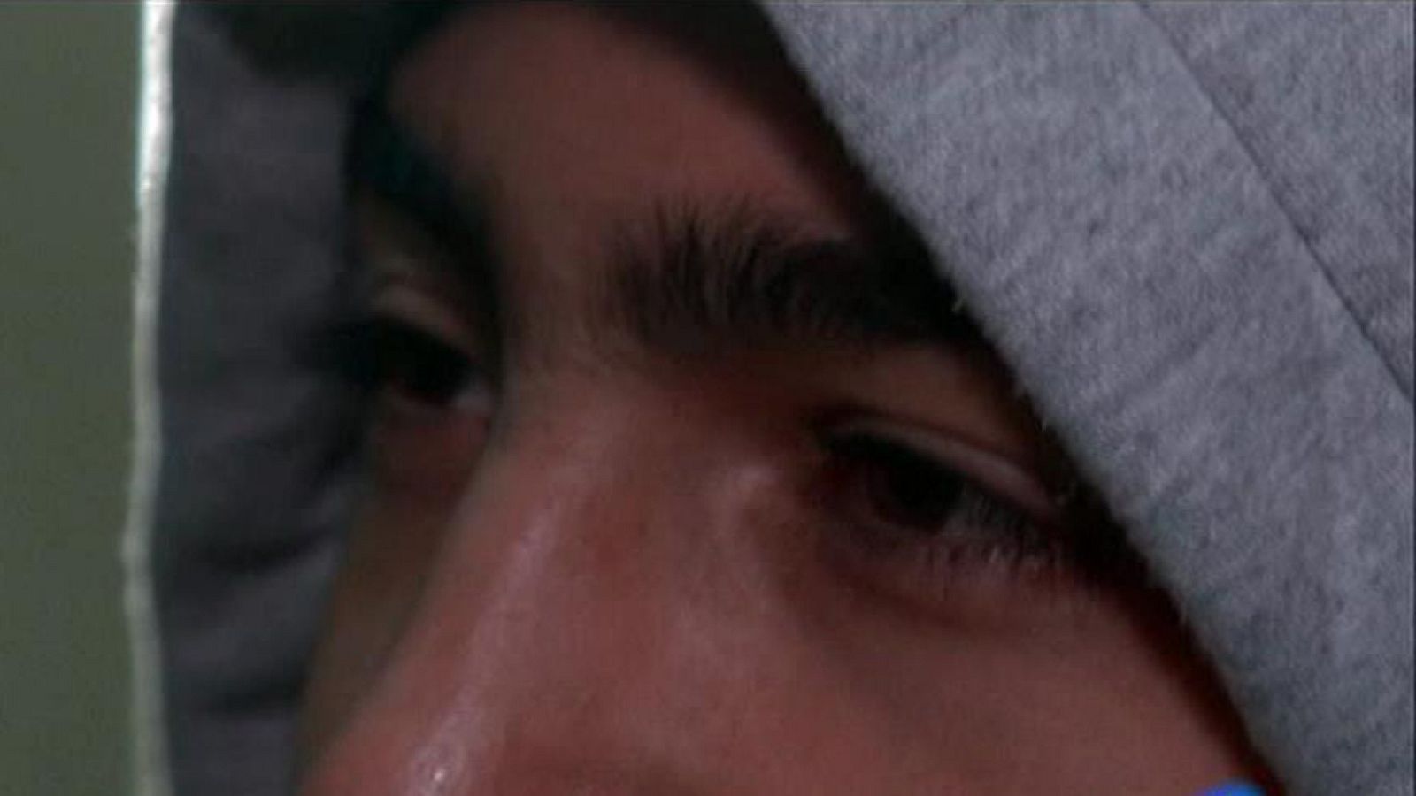 Mahmood tiene 12 años y fue reclutado por el Estado Islámico para ser combatiente. Ahora comparte celda con una decena de menores en un centro de detención en Erbil bajo control de las autoridades kurdas y al que ha tenido acceso un canal británico. Son los cachorros del califato. Instruídos por los yihadistas para matar. Se calcula que cientos de niños de Irak y Siria son adoctrinados por los yihadistas, reclutamientos forzosos para cubrir deserciones y bajas sufridas en combate.