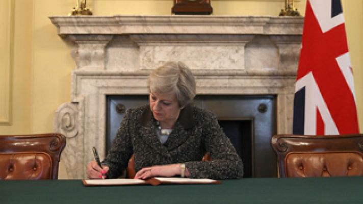  - Theresa May firma la carta en la que solicitará el 'Brexit' a la UE