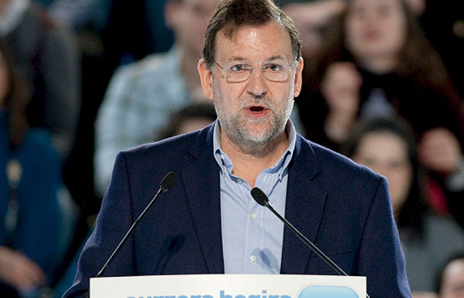 El Gobierno "ha tirado la raqueta" en su partido contra la crisis. Con éste símil deportivo, Mariano Rajoy ha dicho hoy que Rodríguez Zapatero no hace nada para salir de la recesión económica.
