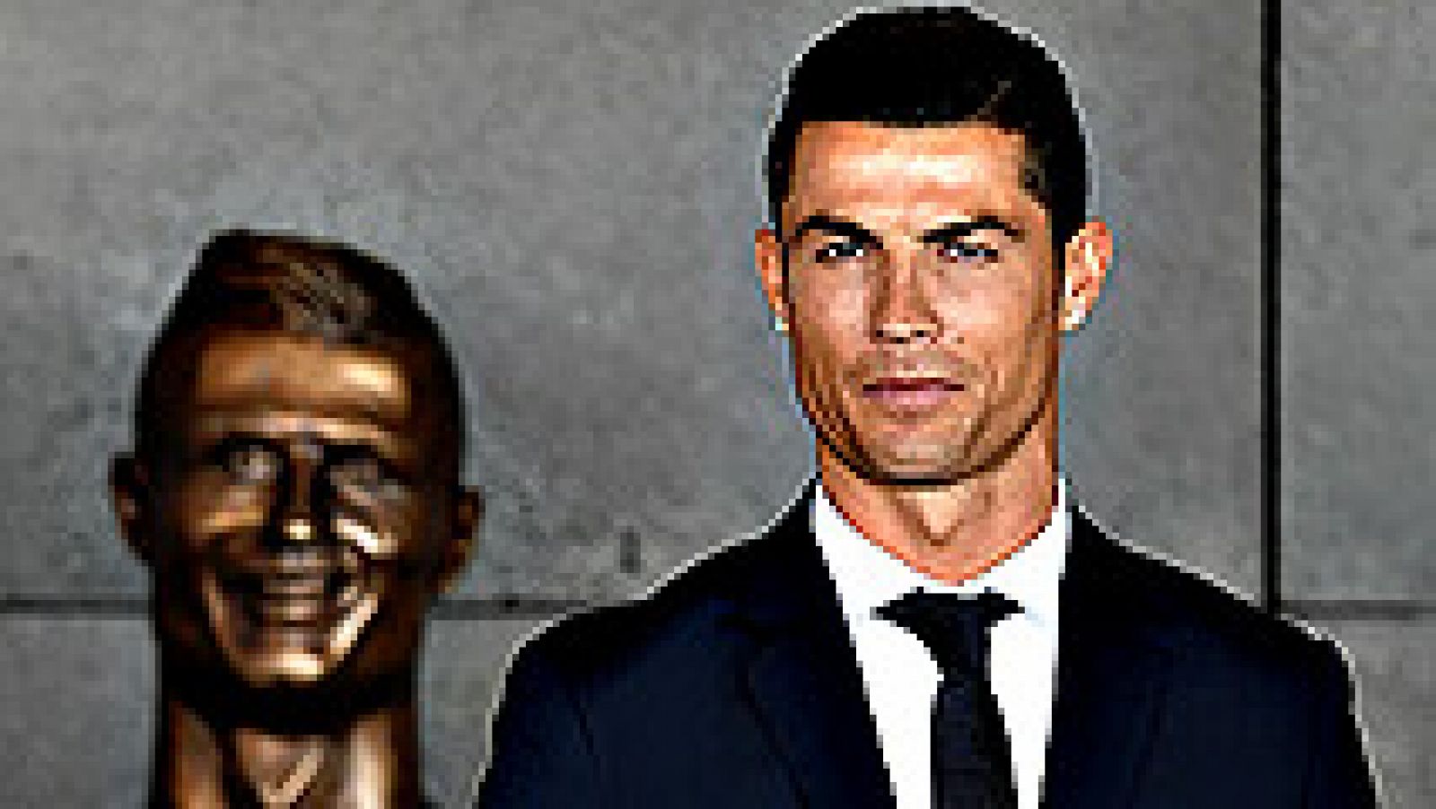 Cristiano Ronaldo se declaró hoy "feliz y honrado" por el homenaje que le ha rendido su tierra natal, Funchal, al bautizar el aeropuerto de la isla con su nombre.