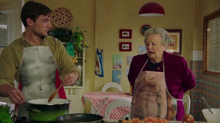 Cuéntame cómo pasó - Herminia intentando adaptarse a las costumbres de Marcos