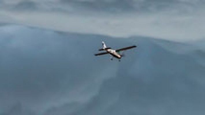 Telediario 1 - Una avioneta aterriza en una autopista