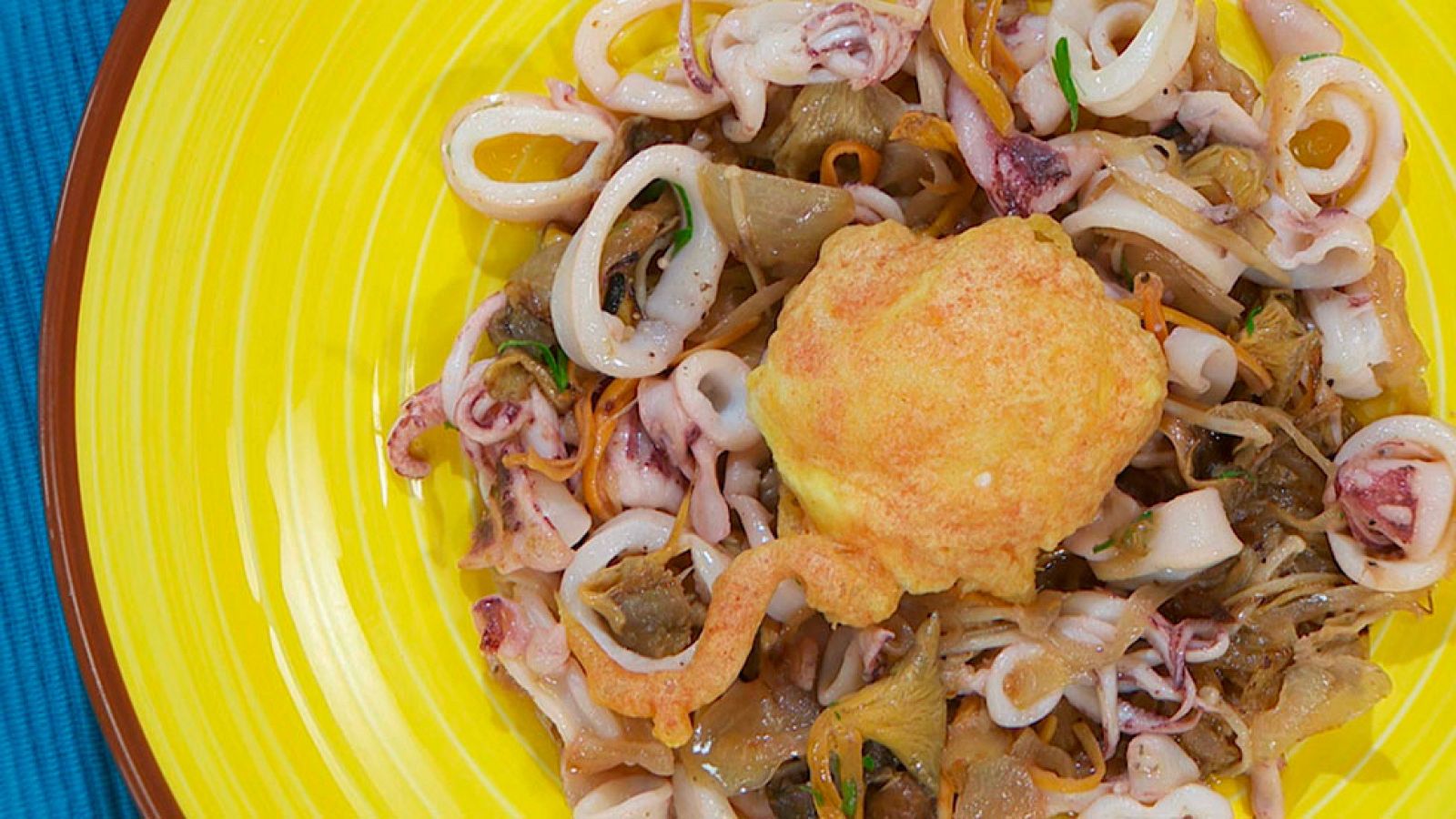 Torres en la cocina - Huevos orly con calamares encebollados