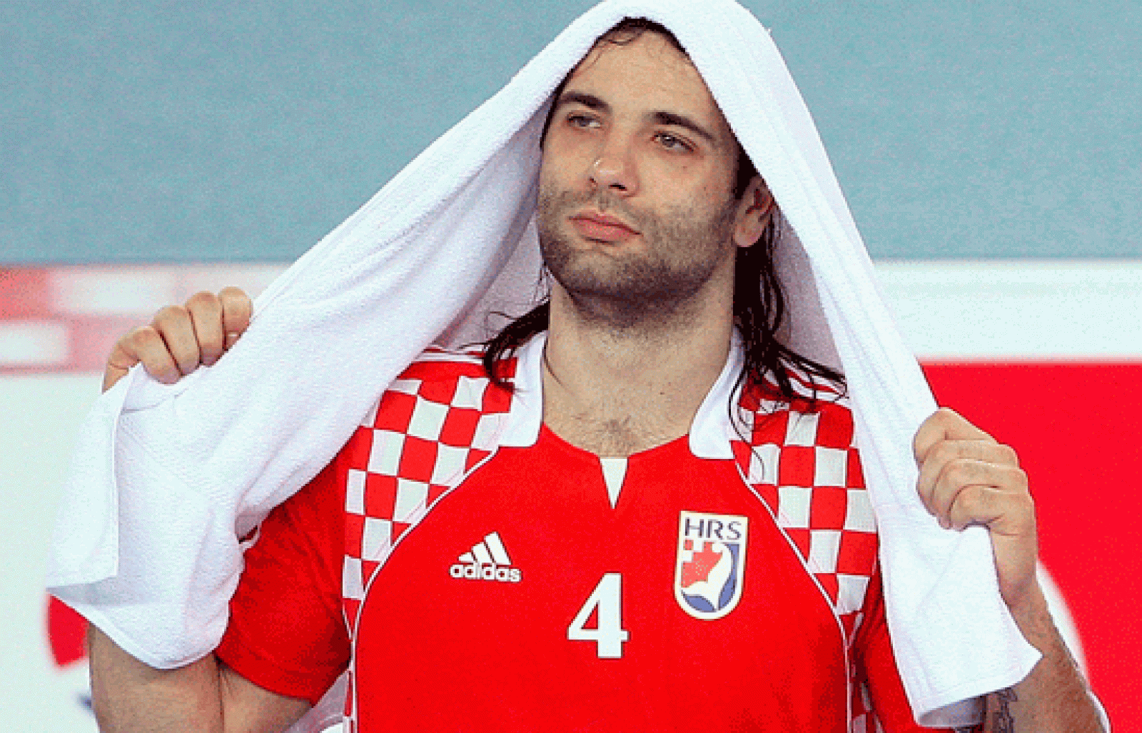 Los croatas perdierono por 24-19 en la final del Mundial ed Balonmano que se disputaba en su país. Igor Vori, llegó a amenazar el árbitro con un pelotazo, impotente por la derrrota.