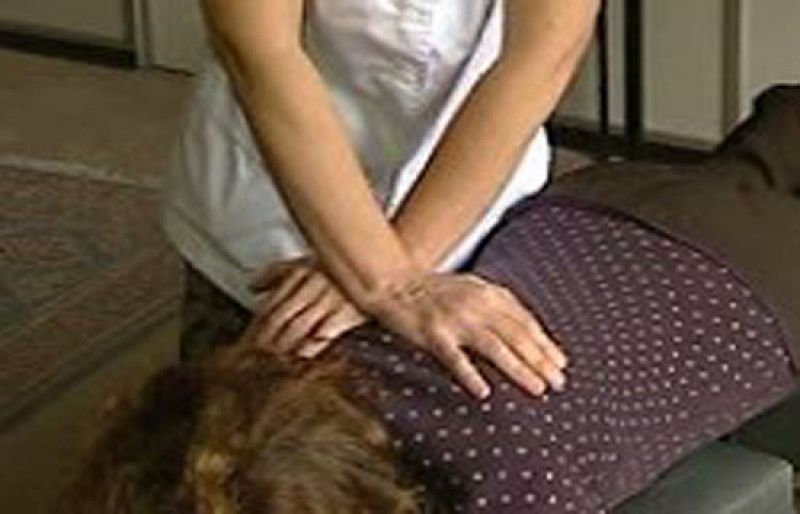 Cada vez hay más gente con problemas y dolores de espalda que recurre a la quiropráctica, una técnica que consiste en la manipulación de la columna vertebral y que aún no está reconocida en España.