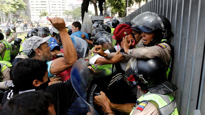 Telediario 1 - La policía venezolana disuelve una marcha de diputados opositores