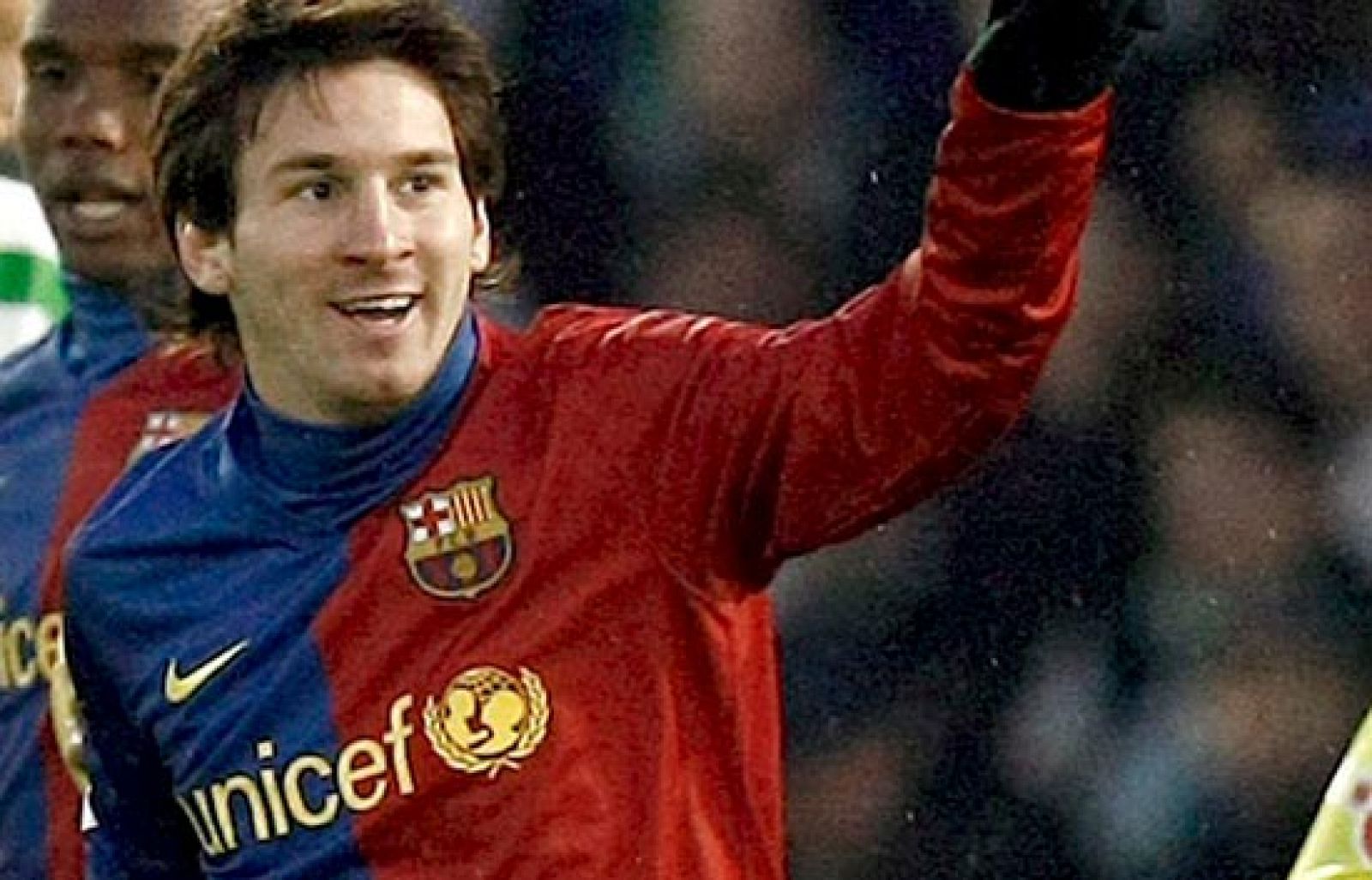 Leo Messi ha logrado el gol 5.000 del Barça en la historia de la Liga. El argentino ha pedido a sus compañeros que le firmen el balón para luego donarlo al museo del club culé. 