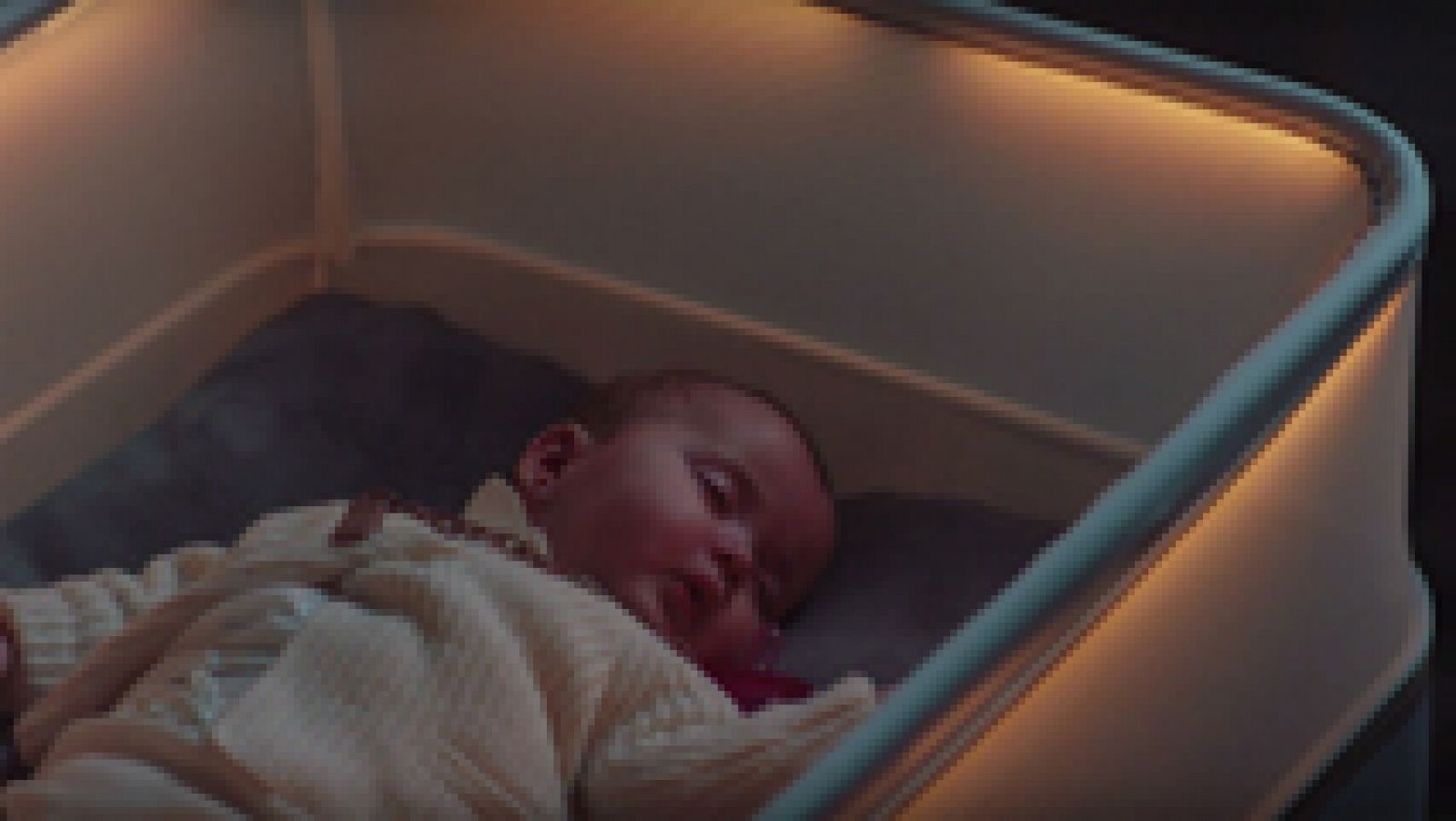 Telediario 1: Una cuna imita el movimiento que siente un bebé cuando viaja dentro de un coche | RTVE Play