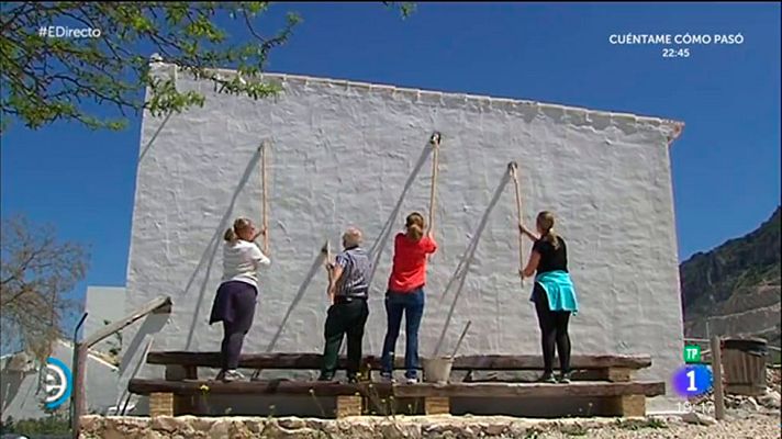 España Directo - Un pueblo sevillano pintado con cal blanca