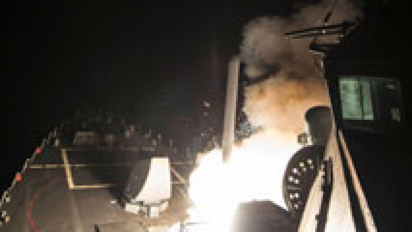 Estados Unidos bombardea un aeródromo en Siria con decenas de misiles crucero | Ver