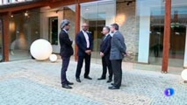 Telediario 1 - Urkullu, Barkos y el alcalde de Bayona se reunieron con los "mediadores" para estudiar los pasos del desarme de ETA