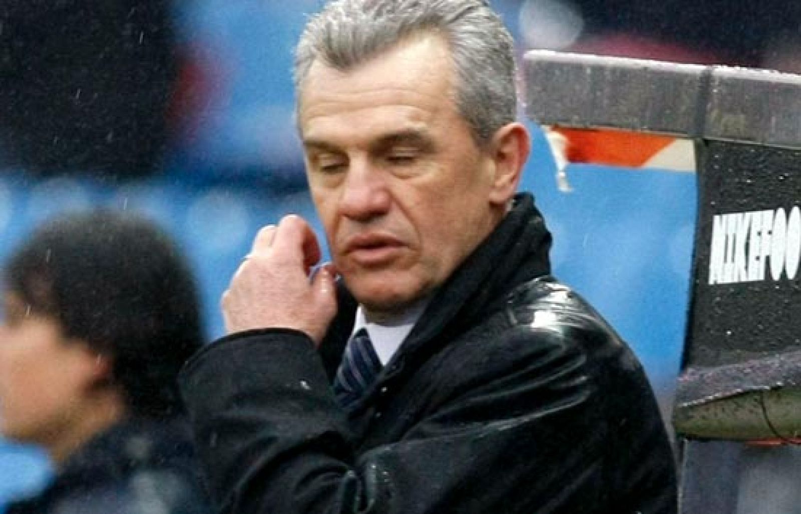 Bronca en el Calderón tras la derrota del Atleti ante el Valladolid. Aguirre reconoció en rueda de prensa que Cerezo les echó la bronca en el vestuario, aunque añadió que son cosas que "se quedan en el vestuario".  