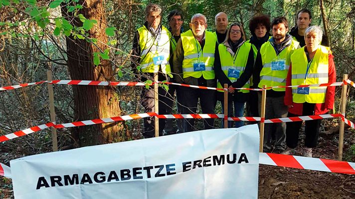 Telediario 1 - Las víctimas del terrorismo reciben con cautela el desarme