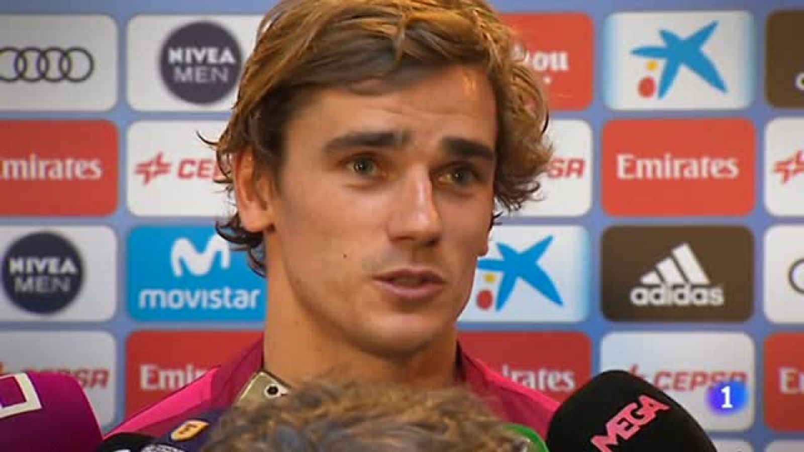 El francés Antoine Griezmann, delantero del Atlético de Madrid, afirmó este sábado que "no descarta nada", al ser preguntado por la posibilidad de jugar en el Real Madrid, pero remarcó que "ahora" está "feliz" en el equipo rojiblanco y "ojalá pueda s