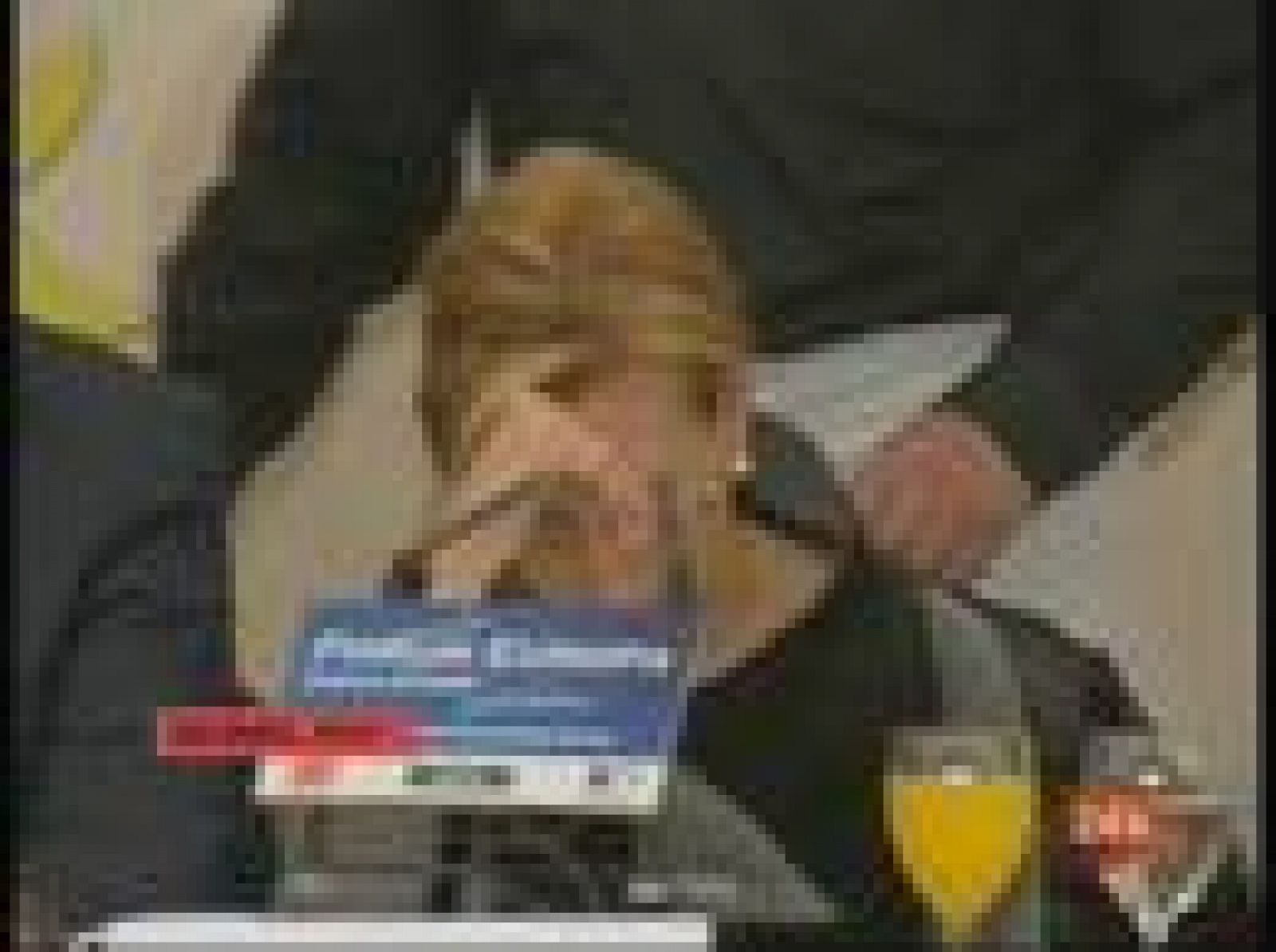 La portavoz de UPyD, Rosa Díez, sufre un mareo que le obliga a suspender durante unos minutos su conferencia.