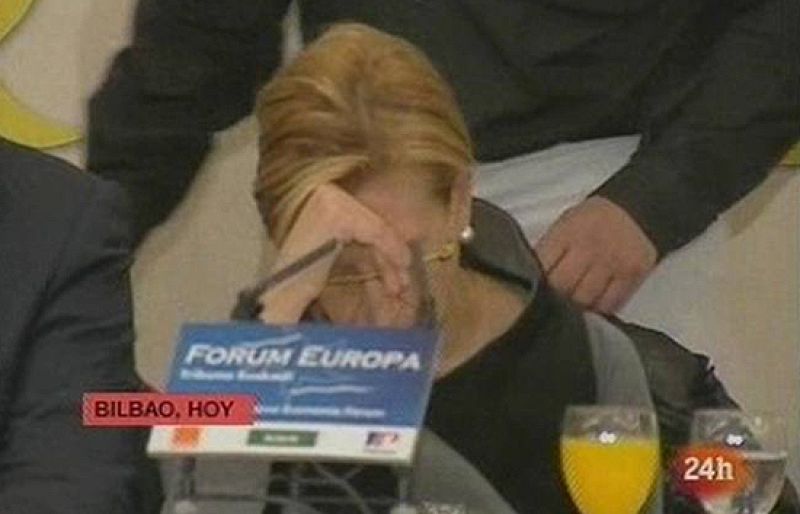 La portavoz de UPyD, Rosa Díez, sufre un mareo que le obliga a suspender durante unos minutos su conferencia.