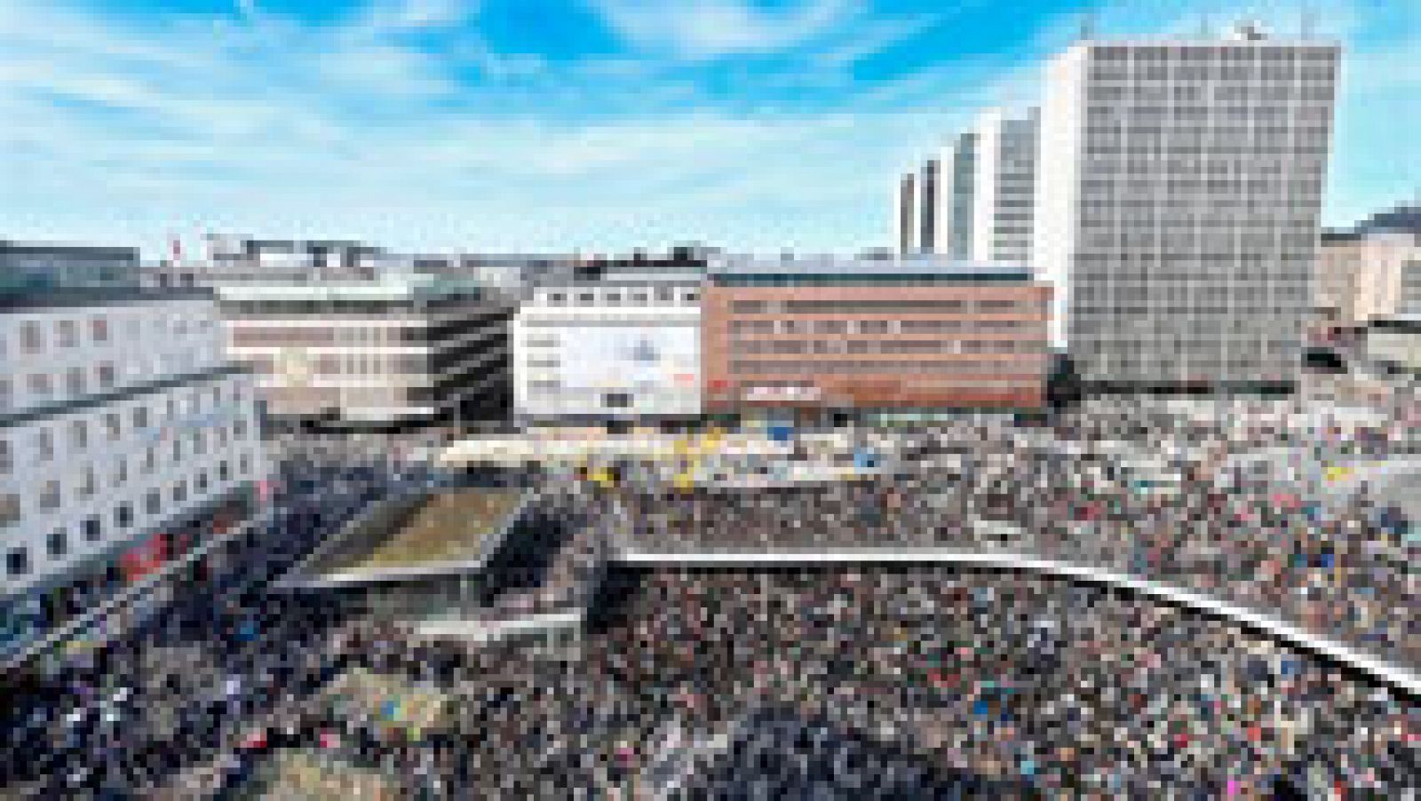 Telediario 1: Silencio sobrecogedor en plaza emblemática de Estocolmo | RTVE Play