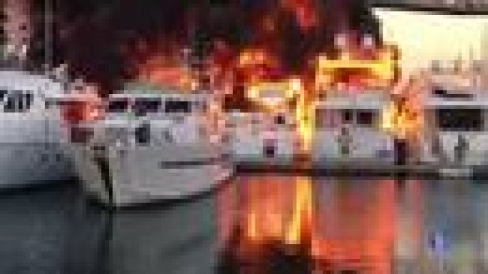 Un espectacular incendi crema 6 embarcacions al port de Sant Adrià de Besòs