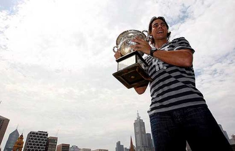 Rafael Nadal sigue alimentando su leyenda. El tenista mallorquín se ha convertido en el primer español en ganar el Abierto de Australia, y acumula ya seis torneos del Grand Slam.
