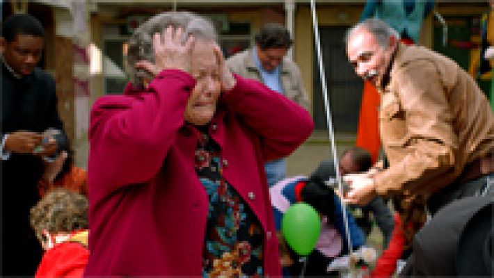 Herminia buscando el mejor escondite para el premio